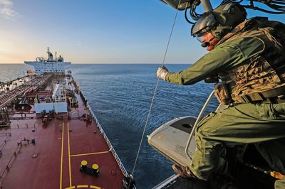 Britische Streitkräfte haben ein Schiff geentert, das zur russischen Schattenflotte gehören soll. (Handout)