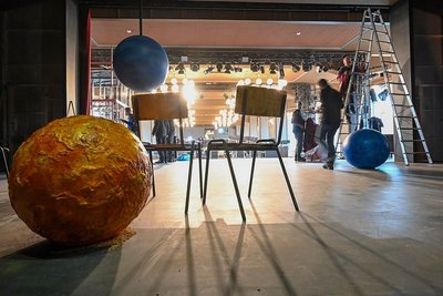 Die Requisiten für die Premiere im großen Saal sind schon eingerichtet. Im Saal selbst sind noch Handwerker verschiedener Gewerke tätig.