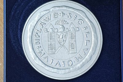 63 Plauenerinnen und Plauener wurden bisher mit der Stadtplakette ausgezeichnet.