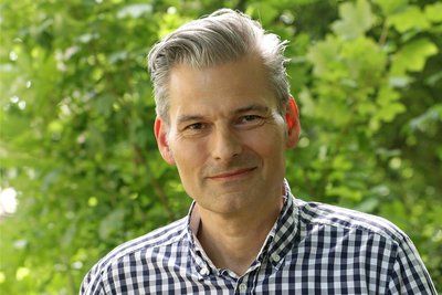 Dr. Frank Wehrmeister gehört zu den Vorlesern, die schon seit einigen Jahren die Besucher der Lesenacht erfreuen. Diesmal hat er Kurzgeschichten vorbereitet.