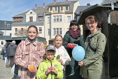Beim Ostermarkt in Schneeberg: Matilda Schädlich, Albert Mehlhorn, Helene Mehlhorn, Isabell Kosmitzki von Katl & Bell aus Neustädtel und Anita Mehlhorn (v. l.).