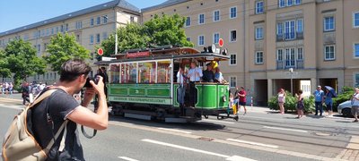 Oberbürgermeister Zenner grüßt von einer Straßenbahn