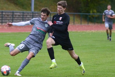 Brandon Sandner (links), Torschütze zum 2:0 für Grünbach-Falkenstein, wird hier vom Treuener Marc Wöllner attackiert.