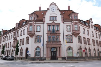 Wer wird neuer Oberbürgermeister von Aue-Bad Schlema? Die Entscheidung fällt zwischen CDU-Kandidat Marcus Hoffmann und Bewerber Stefan Hartung von der rechtsextremen Kleinpartei Freie Sachsen.