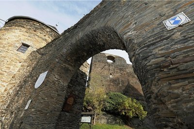 Die Elsterberger Burgruine soll vom 26. bis 29. Mai Kulisse der neuen Burgfestspiele sein. Stadträte der AHL befürchten, dass der Termin mit noch laufenden Bauarbeiten kollidiert. 