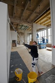 Malerin Jitka Reinhold streicht die Wände im Servicebereich des großen Saales.