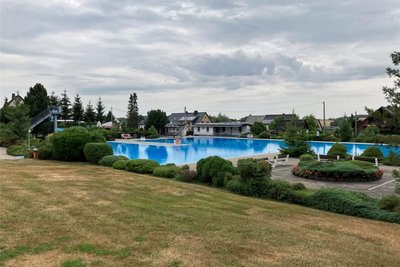 Das Freibad in Venusberg: Neben einer Rutsche und Sprungtürmen gibt es noch ein 50-Meter-Becken sowie ein Nichtschwimmerbecken.