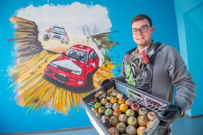 Graffitikünstler Benjamin Knoblauch hat im vergangenen Jahr ein Wandbild für den AWO-Hort im Förderzentrum am Bergbaumuseum Oelsnitz gespendet. 