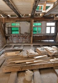 Blick in den unteren Teil des Dachgeschosses. Darüber erhebt sich der bis zu 15 Meter hohe Dachstuhl. 