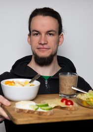 Johann Schiel, Student aus Dresden, containert und lebt seit drei Jahren freegan. "Angezeigt wurde ich noch nie. Es gibt Wochen, da bestreite ich mein Essen zu 80 Prozent aus weggeworfenen Lebensmitteln. Obst und Gemüse finde ich fast immer, ebenso Käse, Joghurt, Quark, oft auch Reis, Rosenkohl und Mehl. Einmal hat ein Supermarkt fünf Kilo Schokolade weggeworfen. Das war eine richtig teure Marke, und das Mindesthaltbarkeitsdatum war noch keine Woche abgelaufen. Oft sind auch Lebensmittel dabei, die der Handel sogar schon vor Ablauf dieses Datums aussortiert. Den Magen habe ich mir beim Containern noch nie verdorben. Ich verlasse mich da ganz auf meine Sinne. Warum ich freegan lebe und containern gehe? Auch weil ich versuche, Lösungen jenseits von Konsum zu finden."