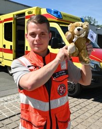 Notfallsanitäter Dominik Leistner mit dem Teddy. 