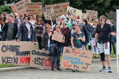 250 Demonstranten, so schätzen es Verdi und die Polizei ein, haben am Mittwoch die Kreisräte empfangen. Sie vertraten die Belegschaften in den Kliniken Annaberg, Stollberg sowie Zschopau/Olbernhau. 