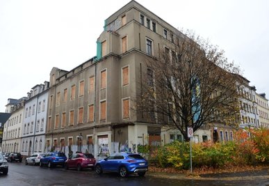 Es gibt viel zu tun im und am Eckhaus an der Straße der Nationen 47. Das Bild vom Herbst zeigt das stark sanierungsbedürftige Haus, in dem viele Fenster fehlen und das mit Graffiti beschmiert ist. 