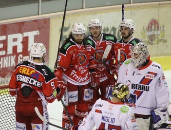 Filip Reisnecker, Patrick Pohl, Timo Gams und Gregory Kreutzer (in den roten Trikots von links) bejubeln am Dienstagabend eines der acht Crimmitschauer Tore gegen die Selber Wölfe. 