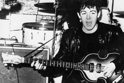 Paul McCartney mit den Beatles im Liverpooler "Cavern Club", allerdings in der rauen Lederkluft aus St. Pauli in Hamburg. 