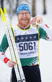 Mit den Finisher-Medaillen um den Hals: Sven Kaltofen war am vergangenen Sonntag zum 24. Mal beim Wasalauf in Schweden dabei. 