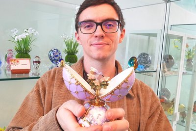 „Gefüllte Eier" mal anders in den Händen von Museumsleiter Steve Fiß. Davon zeigt die Osterschau eine ganze Menge in unterschiedlichsten Varianten.