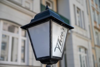 „Theo’s Bar & Restaurant“: In der warmen Jahreszeit kann man hier auch draußen auf der Terrasse Platz nehmen.