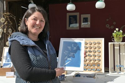 Dorit Teubner aus Bockau hat Schmuck angeboten und Bilder in Cyanotypie-Technik.