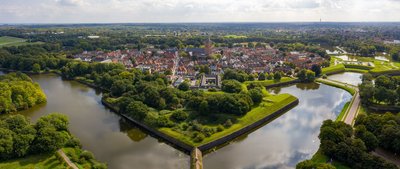Die sternförmige Festungsanlage von Naarden ist ein beeindruckendes Beispiel europäischer Baukunst und zählt zu den am besten erhaltenen Festungsstädten Europas.