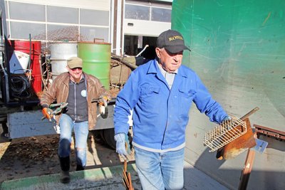 Lothar Silbermann und Holger Gustmann (links) entladen den Lastwagen.