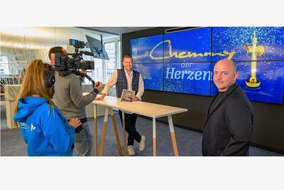 "Chemmy"-Moderator René Kindermann (hinten) und "Freie Presse"- Sportredakteur Thomas Reibetanz (rechts)