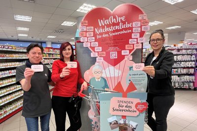 Petra Häußer, Tina Lippke und Filialleiterin Heike Thomas (von links) präsentieren die Spendenaktion.