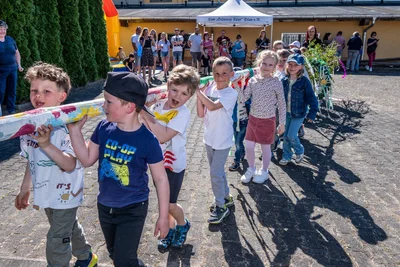 Die Kinder des Erlauer Kindergartens tragen ihren selbst geschmückten Kindermaibaum zum Festplatz des Clubs „Schwarze Tulpe“.