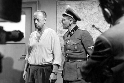 In der Defa-Verfilmung des Buches spielten Erwin Geschonneck (l) den Lagerältesten Krämer und Herbert Köfer den SS-Hauptsturmführer Kluttig.