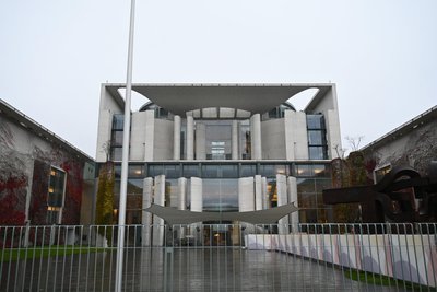 Das Bundeskanzleramt in Berlin: Wer hier künftig regiert steht vor gewaltigen Herausforderungen und muss diese auch ehrlich benennen.