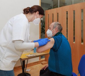 Herbert Eichhorn aus Sehma bekam am Freitag im Erzgebirgsklinikum Annaberg von Dr. Blazenka Topcic seine Boosterimpfung. In allen Kliniken im Erzgebirgskreis finden regelmäßig Impfaktionen statt. 