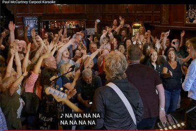 Paul McCartney (r.) bringt Liverpooler Pub-Besucher 2018 mit einem Überraschungskonzert beim Carpool-Karaoke zur Gefühlswallung. 
