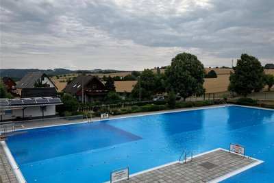 Das 50-Meter-Becken aus Sicht der Wasserrutsche. Links ist die Fotovoltaikanlage zu erkennen, die das Bad mit Strom versorgt.