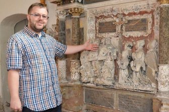 850-jähriger Geschichte von Weißenborn auf der Spur - Ein großer Epitaph erinnert in der Weißenborner Kirche an die Familie Adolph von Hartitzsch. Kirchenarchivar Albrecht Lorenz zeigt auf das Familienoberhaupt, das im Jahr 1612 starb.
