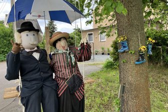 850 Jahre Erlbach-Kirchberg: Großes Festwochenende steht bevor - Neben Festpuppen schmücken Girlanden und bunt bepflanzte Stiefel zahlreiche Grundstücke.