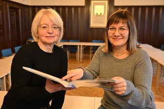 850 Jahre Erlbach-Kirchberg werden groß gefeiert: Erste Höhepunkte stehen fest - Bei der Ortsvorsteherin von Erlbach-Kirchberg, Alexandra Lorenz-Kuniß (links), und Sandy Kießling, Mitarbeiterin Hauptamt in Lugau, laufen die Fäden der Pläne zusammen.