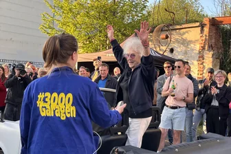 86-Jährige legt in Chemnitz auf: DJ Vika feiert das Ende der Europawoche im Garagenhof - In einem Trabi kam DJ Vika in die Menge gefahren. Mit viel Applaus wurde sie von zahlreichen Chemnitzern und Chemnitzerinnen begrüßt.