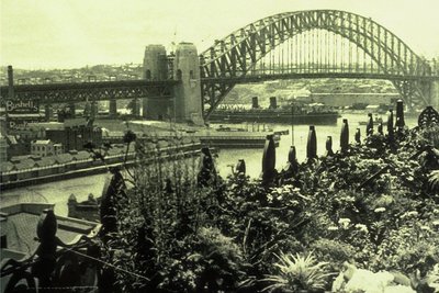 Bauwerk der Superlative: Seit 90 Jahren gehört die Sydney Harbour Bridge, hier ein Bild von den Tagen der Eröffnung, zum Stadtbild der australischen Metropole. 