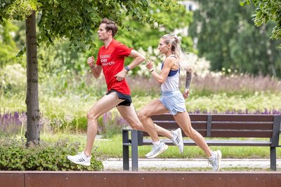 So wie hier beim Training im vergangenen Sommer im Park der Generationen in Reichenbach wird es auch am Sonntag in Houston aussehen: Sebastian Hendel gibt für seine Frau Kristina das Tempo vor.