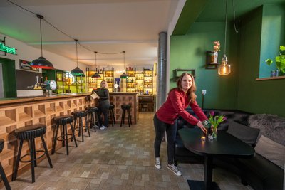 Ein langer Bartresen, Nischen und Ecken zum Sitzen, Klönen und Essen: Lisa Marie Gaudl (vorn) kocht, Lisa Dietrich macht den Service im „Theo’s“.