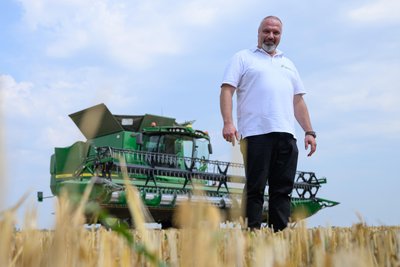 Torsten Krawczyk, Bauernpräsident von Sachsen, auf einem Getreidefeld:Bauernproteste vor einem Jahr waren der Einstieg in das Ende der Ampel-Koalition.