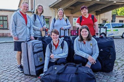 Berlin, Berlin, wir fahren nach Berlin: Die Vorfreude bei Trainer Ronny Weber und den Handballspielerinnen Peggy Beyer, Manuela Gottschlich, Andrea Zuchantke (hinten von links), sowie Lisa Haberland und Melanie Thoß (vorne von links) ist groß. 