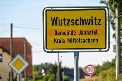 Eine 44-Jährige ist am Samstagabend in Mittelsachsen im Ostrauer Ortsteil Wutzschwitz, gehört seit 2023 zur Gemeinde Jahnatal, ums Leben gekommen. Wie, das klärt derzeit die Polizei.