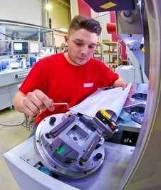 USK-Monteur Kevin Landgraf arbeitet an einer Montageanlage für einen Kunden aus der Automobilindustrie.