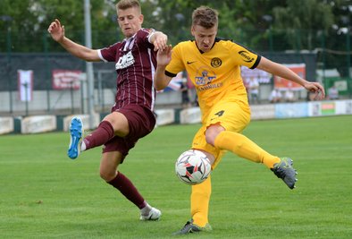 Björn Lambach (links, BFC) und Felix Lietz (Auerbach) im Zweikampf