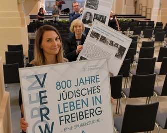 Anna Engel (vorne), Beate Düsing und Daniel Großmann vom Verein Zeitzeugen haben mit den Mitgliedern des Vereins mehr als 30 Schautafeln in der Kirche angebracht.