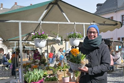 Michaela Schmidt vom Blumengeschäft am Fürstenplatz in Schneeberg findet den Ostermarkt sehr schön.