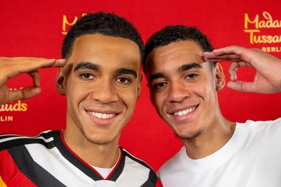 Jamal Musiala (rechts) bekommt als dritter noch aktiver Fußballer nach Manuel Neuer und Joshua Kimmich eine Wachsfigur.