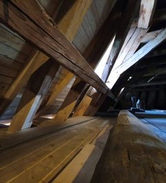 Innen bieten alte und neue Dachbalken nun eine sichere Einheit.