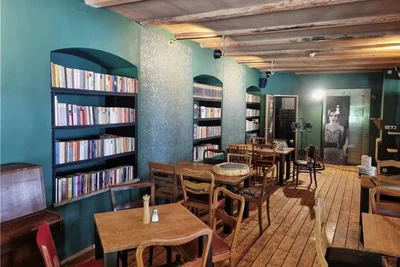 Die Bücher stehen schon im Regal. Am 1. Juli soll das Wohnzimmer „Ankh“ wieder öffnen.